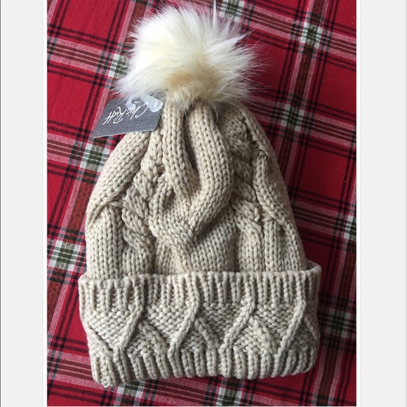 ❄️ Super Cozy Pom Pom Beanie ❄️ - Picture 2 of 8